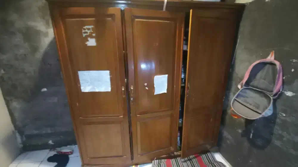Dijual murah lillahi ta'ala Lemari baju 3 pintu kayu jati
