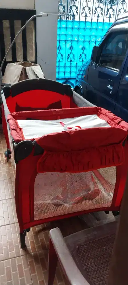 Tempat tidur bayi