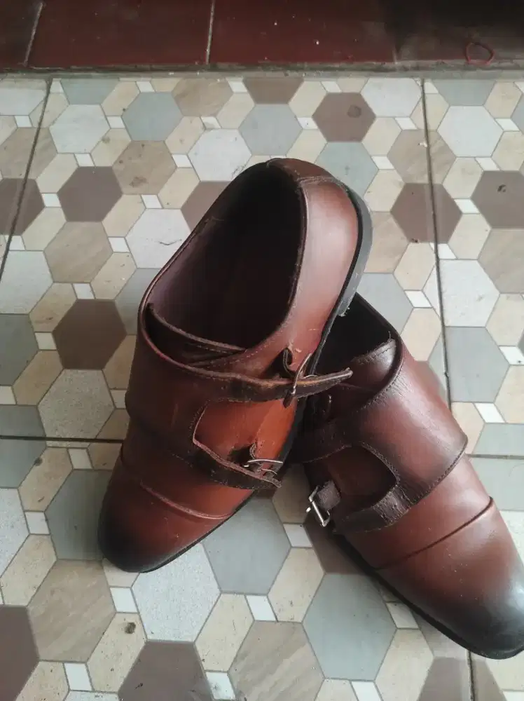 Sepatu kulit asli