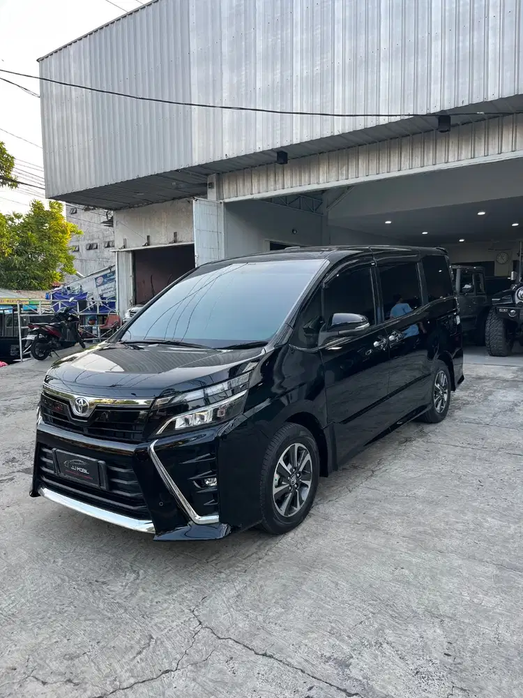 TOYOTA VOXY 2019 HITAM PLAT L