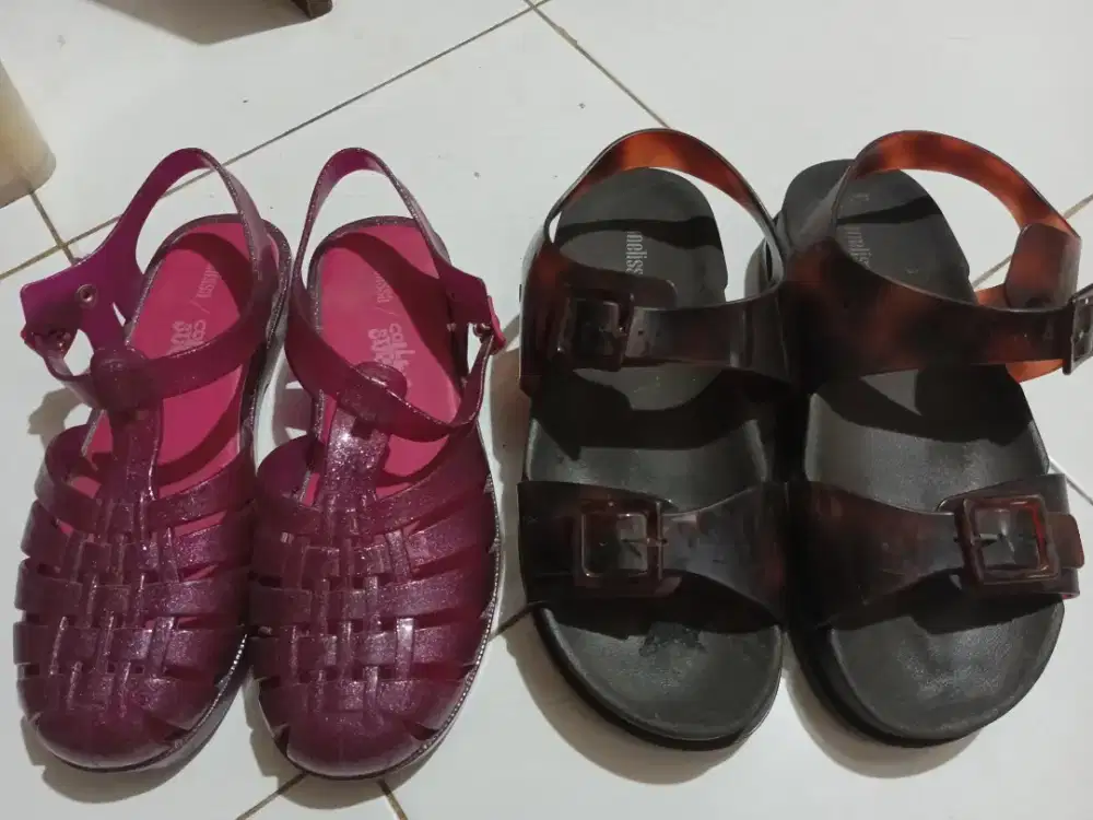 Sandal Melissa ada 2psg  kondisi msh 95,,%j    tdk 1an  ya