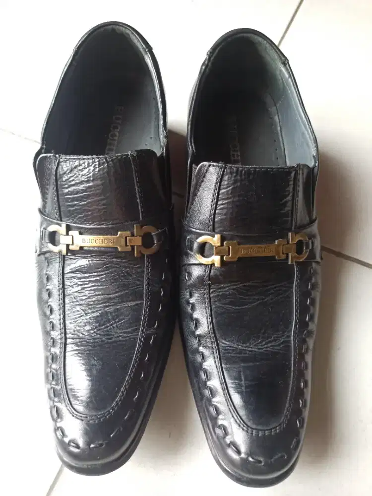 Sepatu pantofel Bucherri ukuran 40 bekas