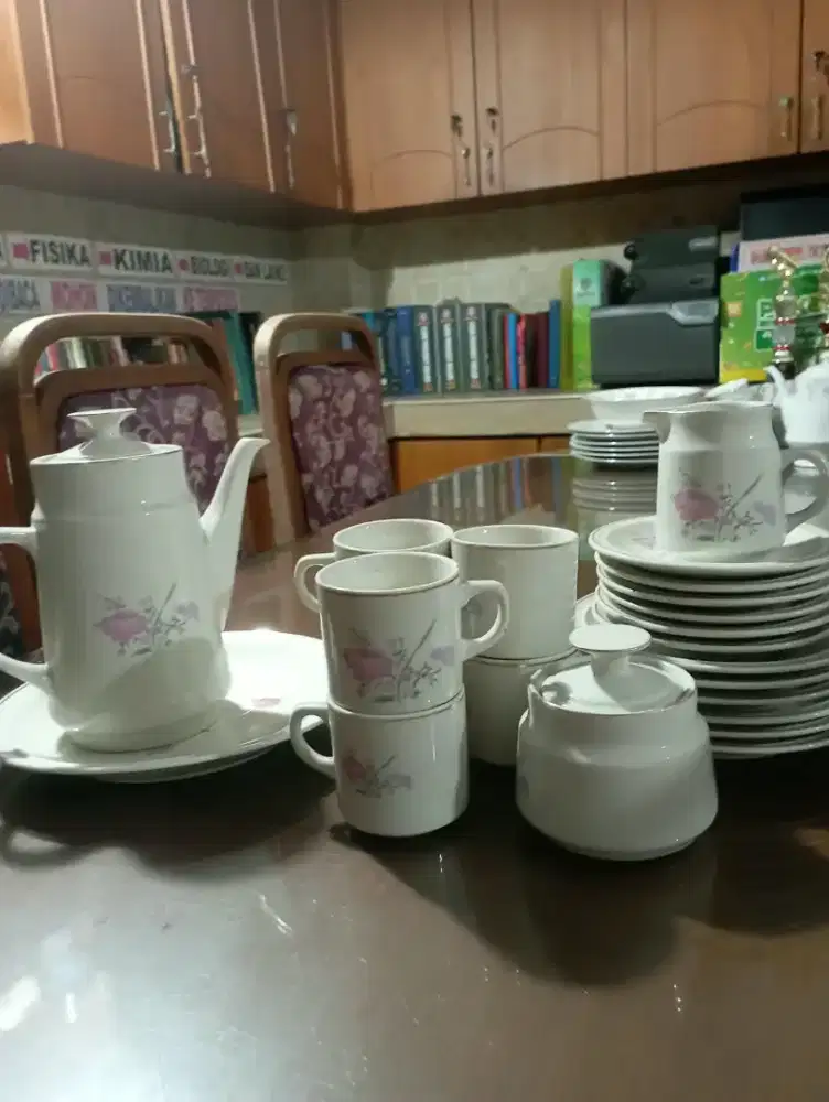 Piring, teko, gelas, dan lain-lain jadul unik