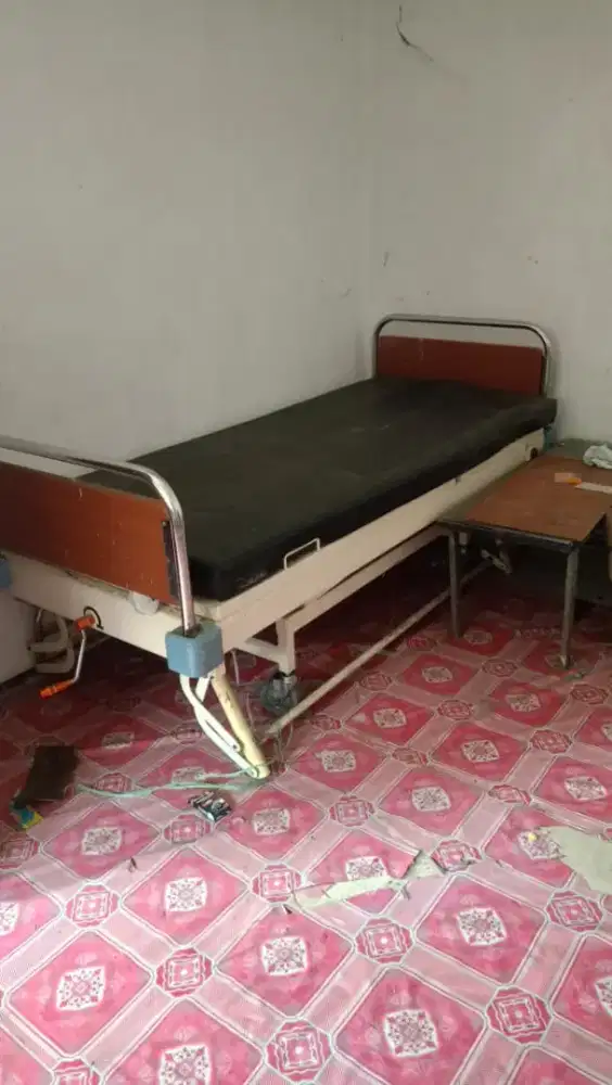 Bed pasien ( ranjang orang sakit )