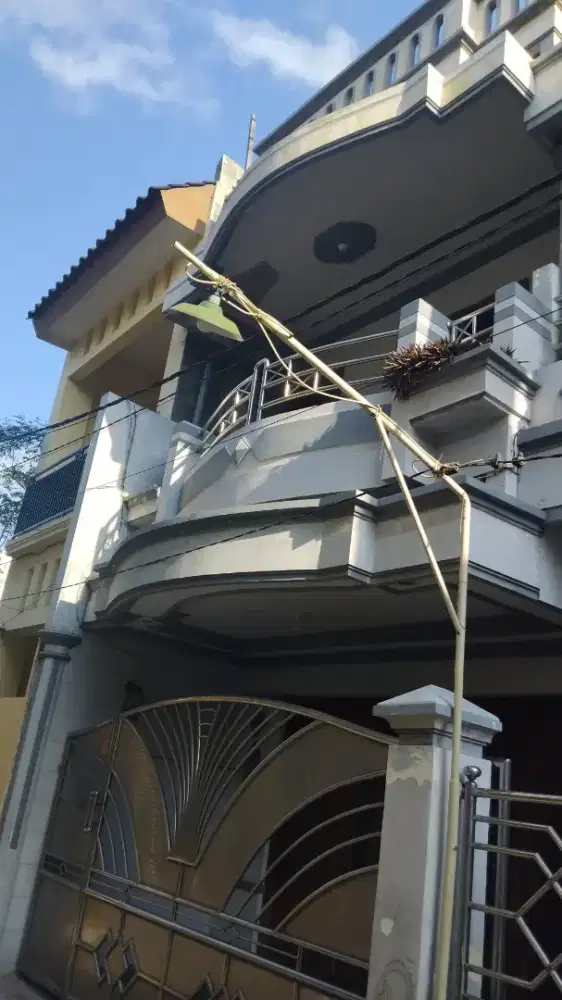 Di jual rumah SHM SURABAYA