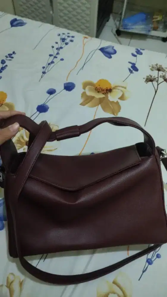 Tas warna burgundy