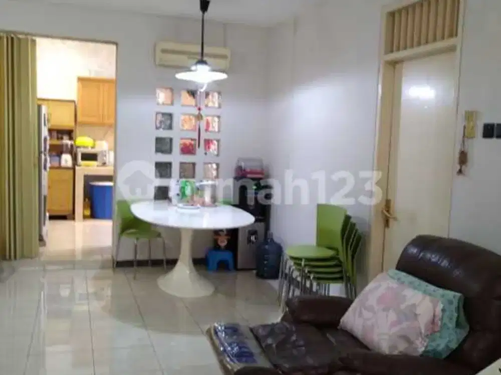 Rumah tua terawat di Permata Buana