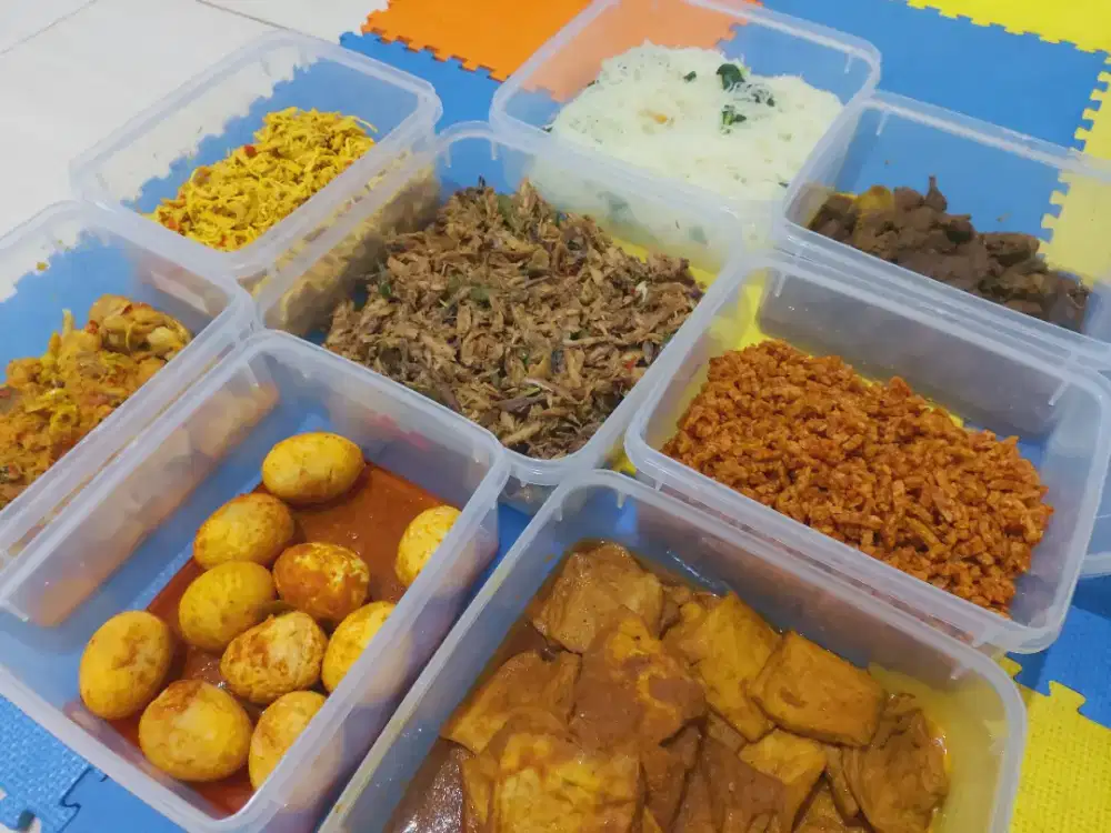 Karyawati jaga stand makanan