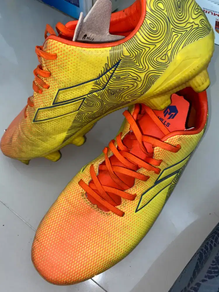 SEPATU BOLA MILLS UK 40 boleh nego