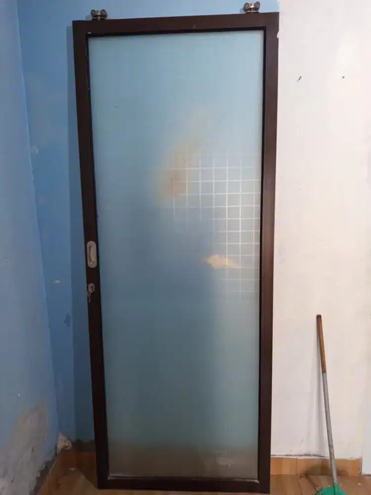 Pintu sliding kaca belakang rumah