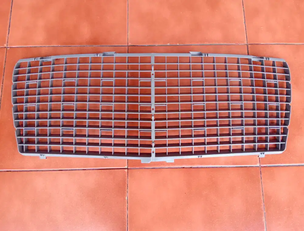 New Old Stock NOS Grill Mercedes W124 Facelift Part Number E320 E220