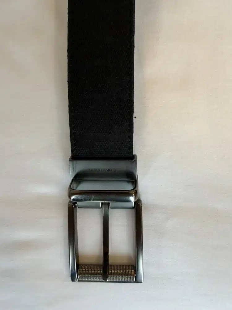 Ikat Pinggang Calvin Klein Hitam Reversible, Gesper Putar original