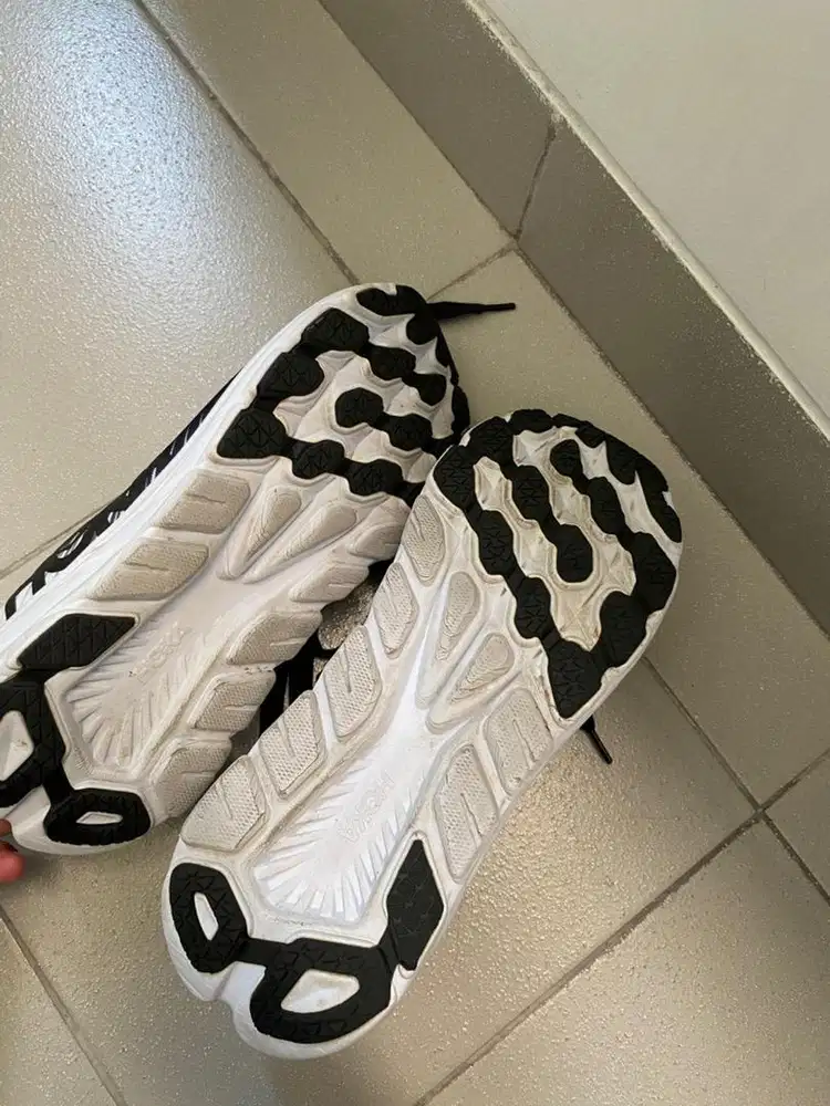 Sepatu hoka hitam
