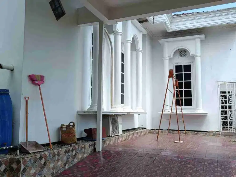 RUMAH MEWAH DAN LEGA DIDALAM PERUMAHAN ELIT