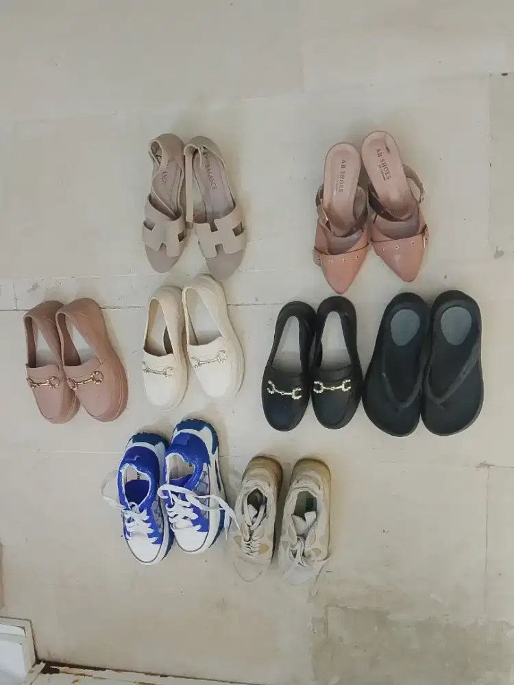 Sepatu sandal bekas