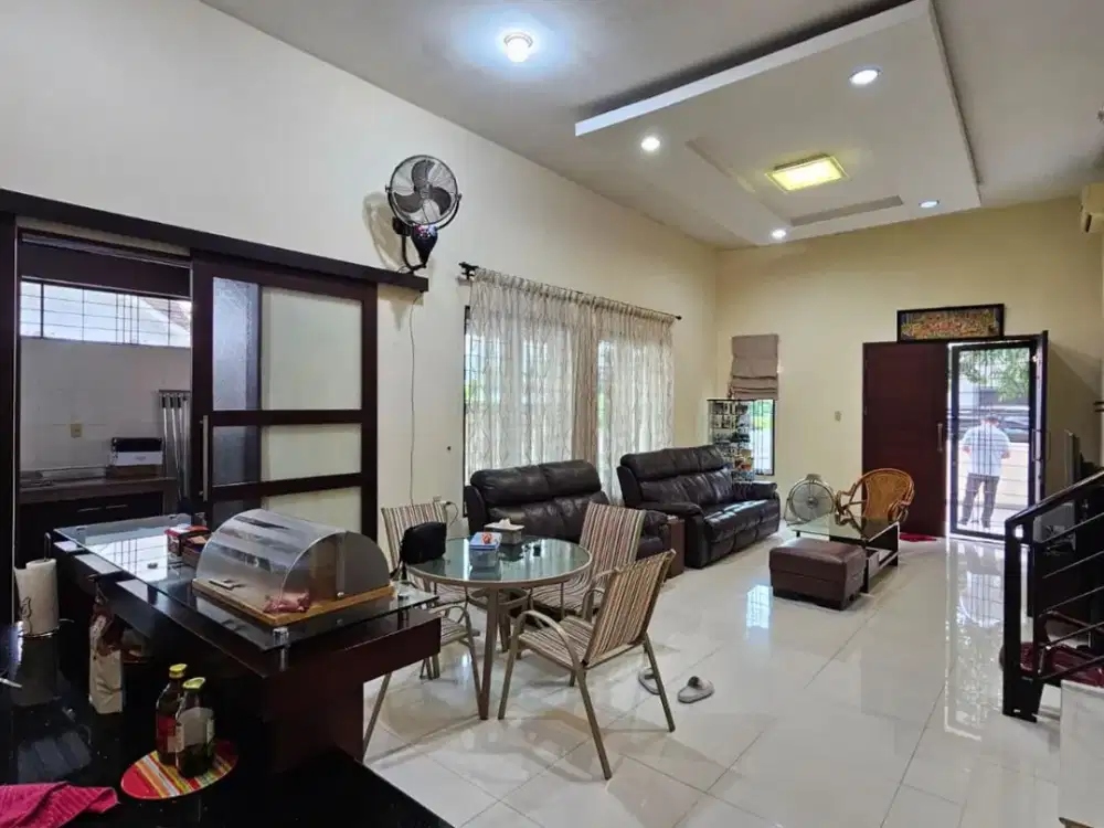 VILLA 2,5 LANTAI KOMPLEK CEMARA ASRI