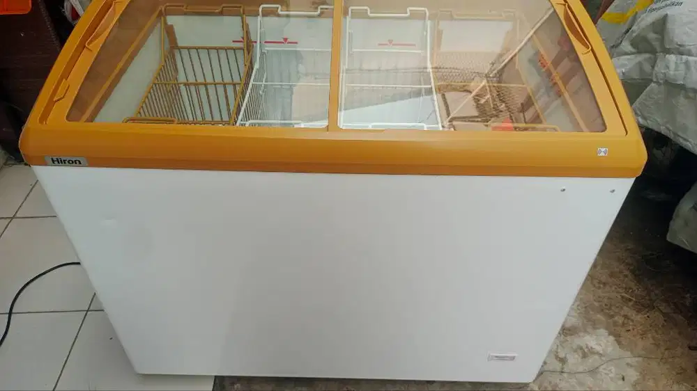 Freezer kaca sliding beku 337 Liter merk Hiron/Aucma
