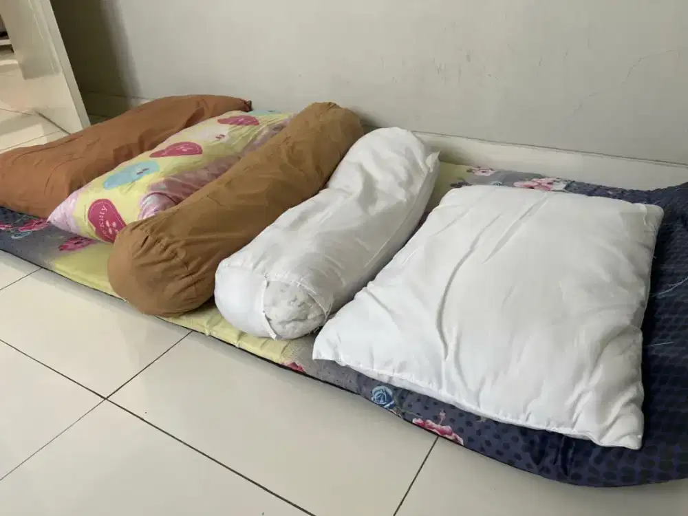 Jual cepat Kasur gulung 90x190x4cm dan smua bantalnya