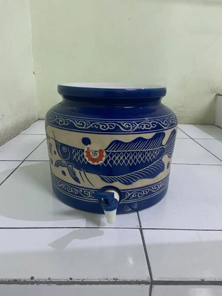 Guci Keramik Galon Air Motif Ukir-Ikan  dan Motif Warna Cokelat