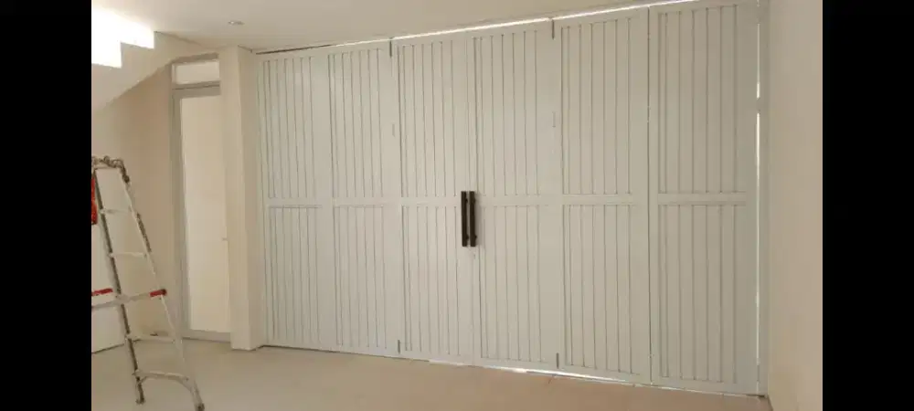 Pintu lipat geser aluminium warna putih tinggi 2,8 meter