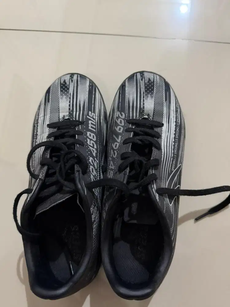 Sepatu futsal merk Specs