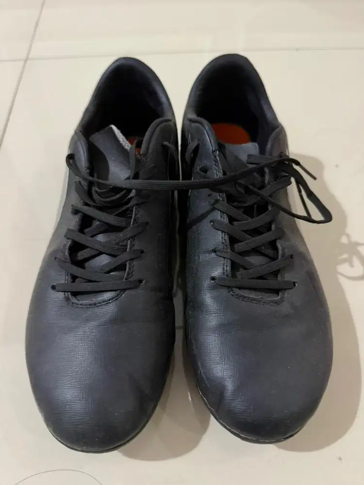 Sepatu bola merk Ortuseight