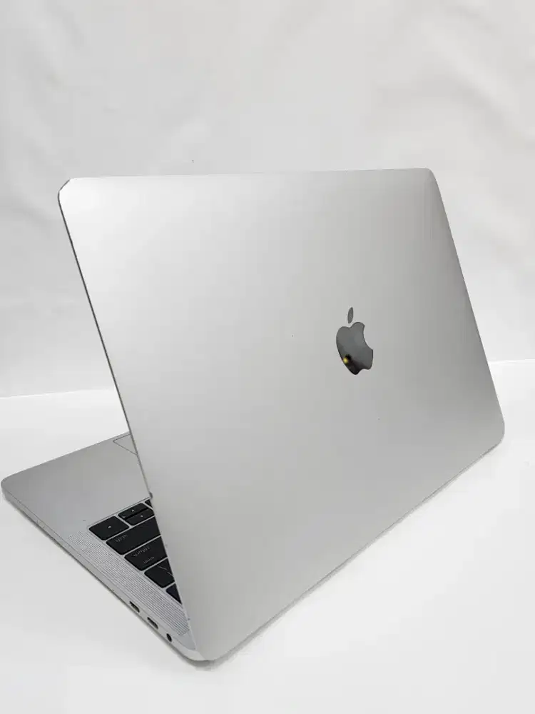 Macbook pro 2016 8/500 silver