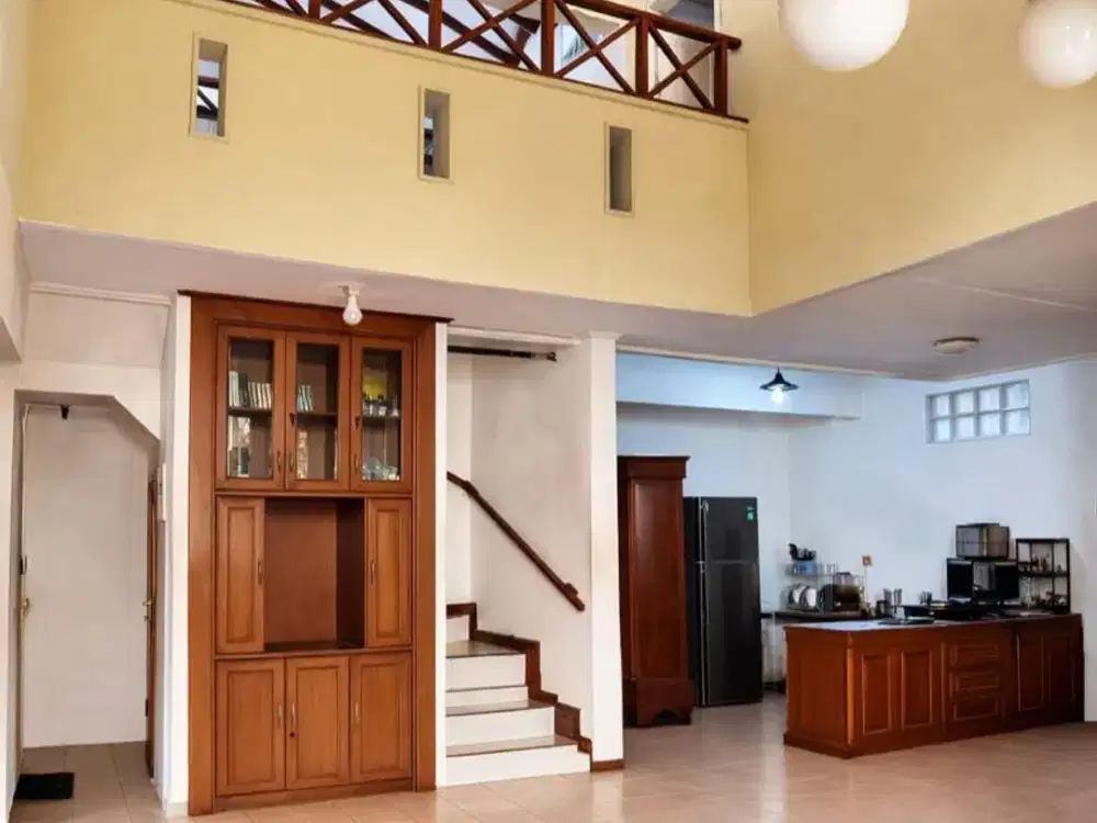RUMAH LUAS 2 LANTAI LINGKUNGAN NYAMAN STRATEGIS SIAP HUNI DI PASTEUR BANDUNG