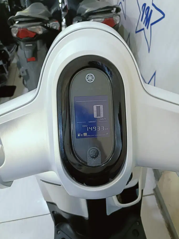 Putih doff YAMAHA FAZZIO LUX HYBRID 125 2024 ISTIMEWA MULUS KM LOW