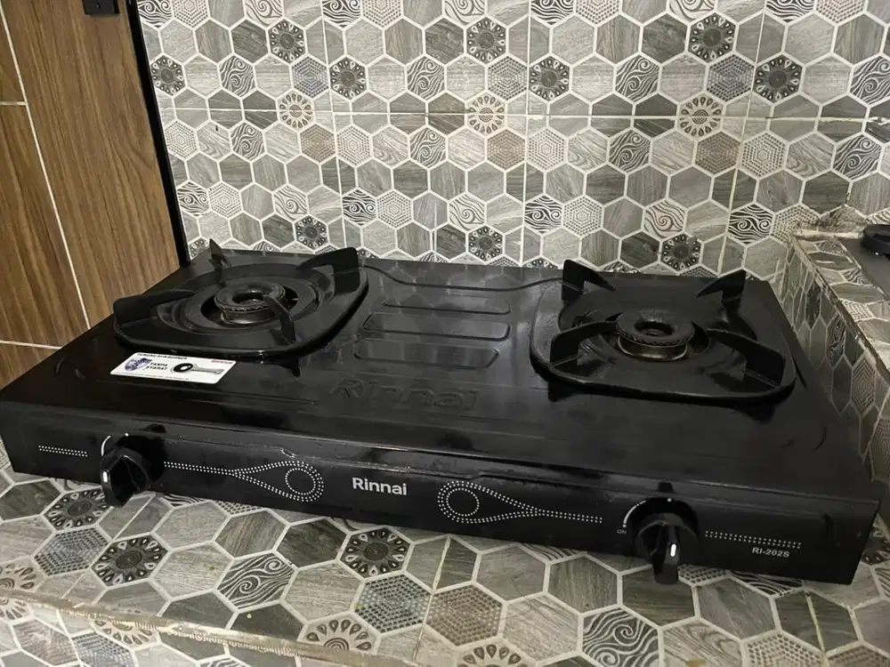 kompor rinai dan selang regulator ( termasuk gas3 kg )