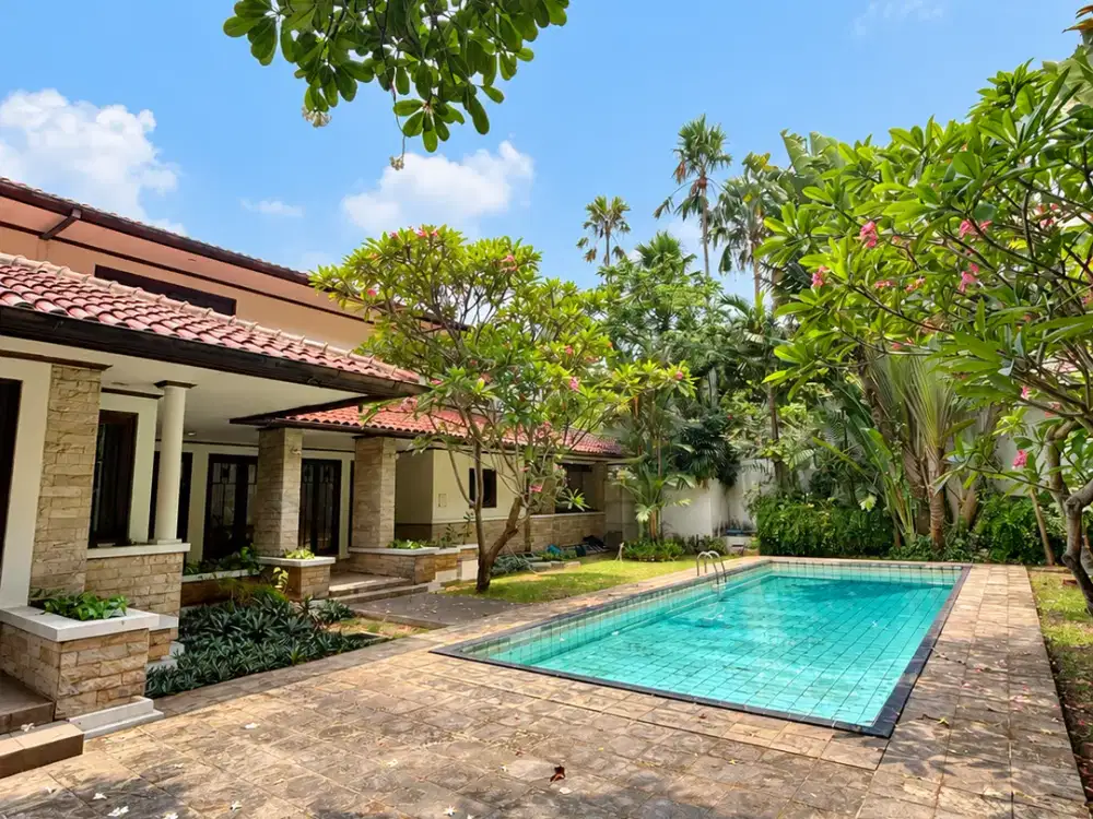 Disewakan Rumah Hijau dengan Pool & Garden di Lebak Bulus – LT 900 m²