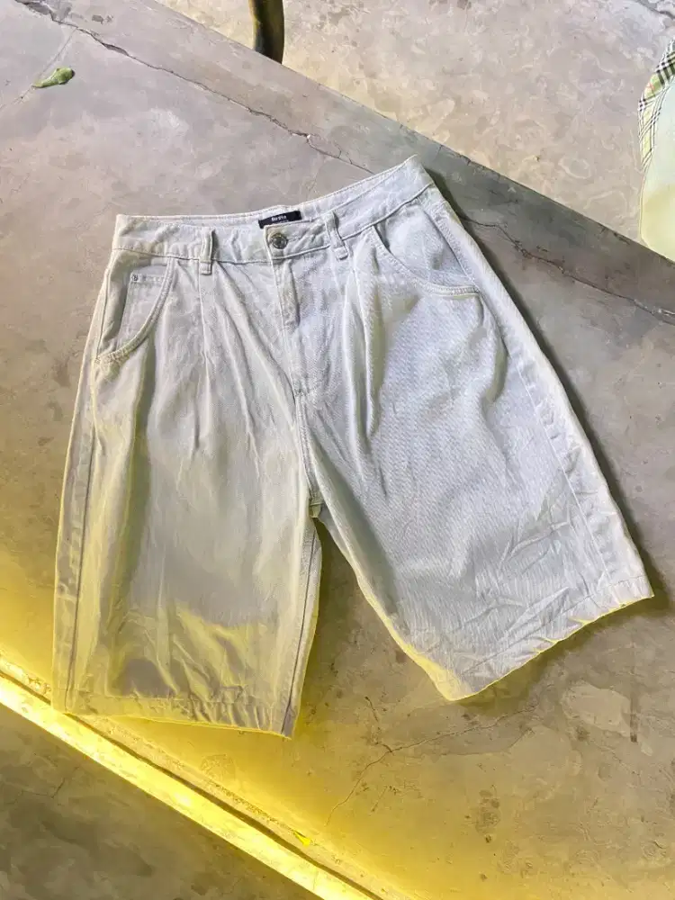 Bershka Short Pants
-
Size 30 (Celana Second/bekas Brand)