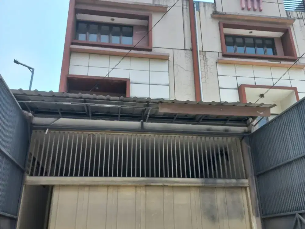 TERMURAH DIJUAL DAN DISEWAKAN RUKO 3 LANTAI SIAP PAKAI COCOK UNTUK KANTOR,GUDANG,CAFE,APOTIK LOKASI STRATEGIS DI MAINROAD CIBADUYUT BANDUNG