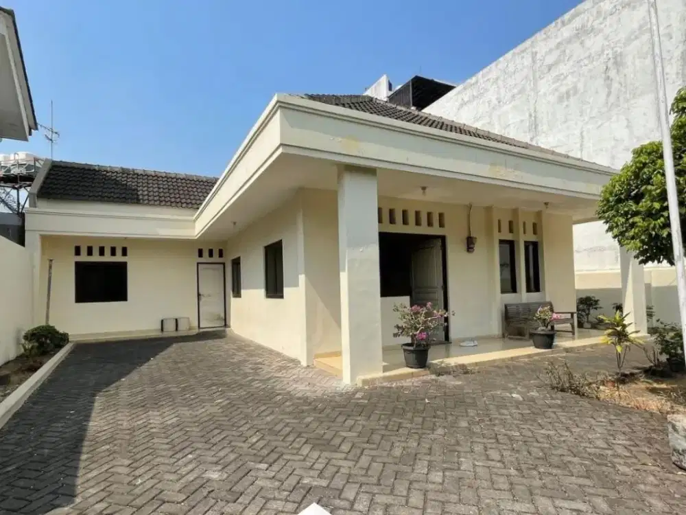 Jual Rumah Halaman Luas Siap Huni di Halmahera Semarang