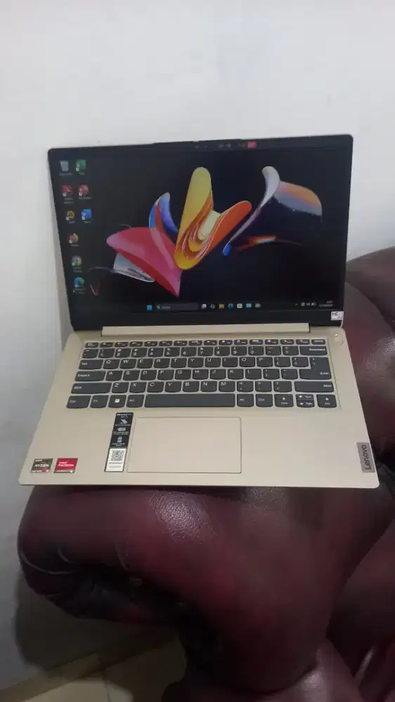 Laptop lenovo ryzen 5 8/512