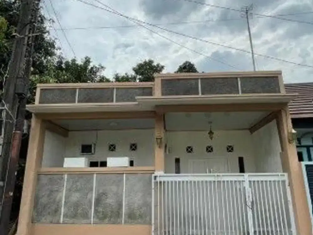 DIJUAL! Rumah dengan LUAS 72m2, Terdapat GARASI Muat 1 Mobil, serta Gudang di lantai atas, Bebas Banjir