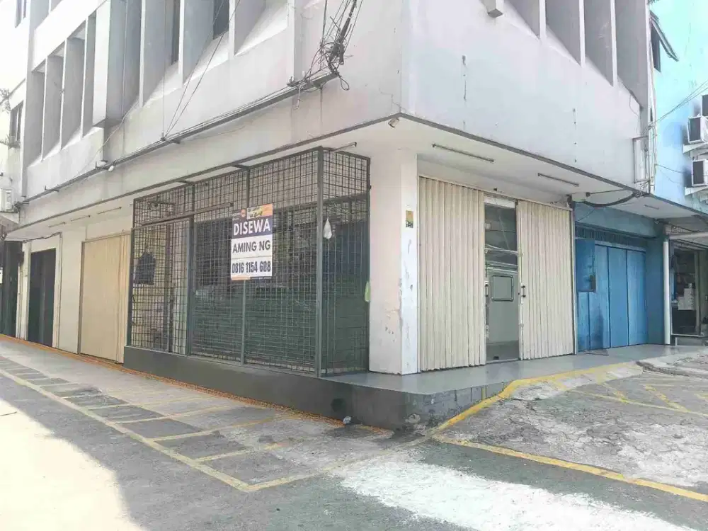 Ruko usaha Hoek bagus hanya lantai 1 saja disewakan cocok untuk kantor,toko dll Komplek Kramat Raya Jakarta Pusat