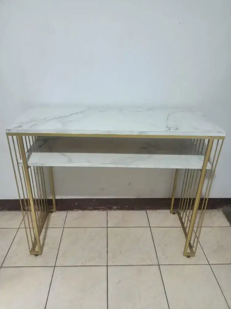 Meja konsul besi tingkat