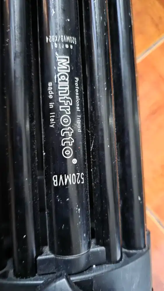 Manfrotto 520MVB Tripod Video Kamera Professional + Head Fluid 501