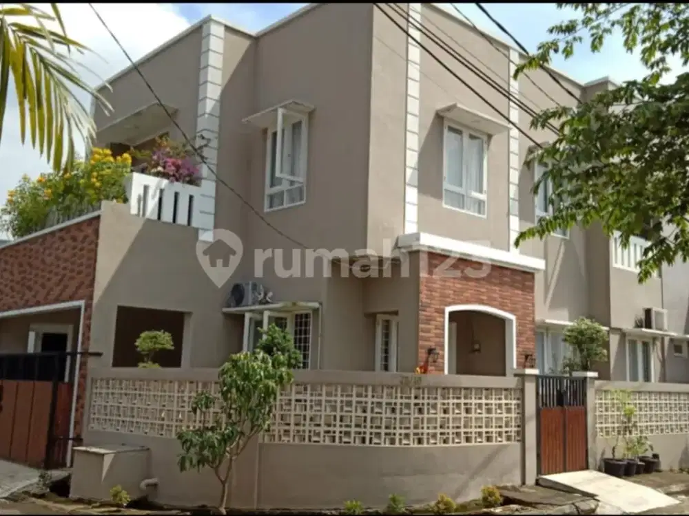 Jual Rumah Bagus 2,5 Lantai, Siap Huni