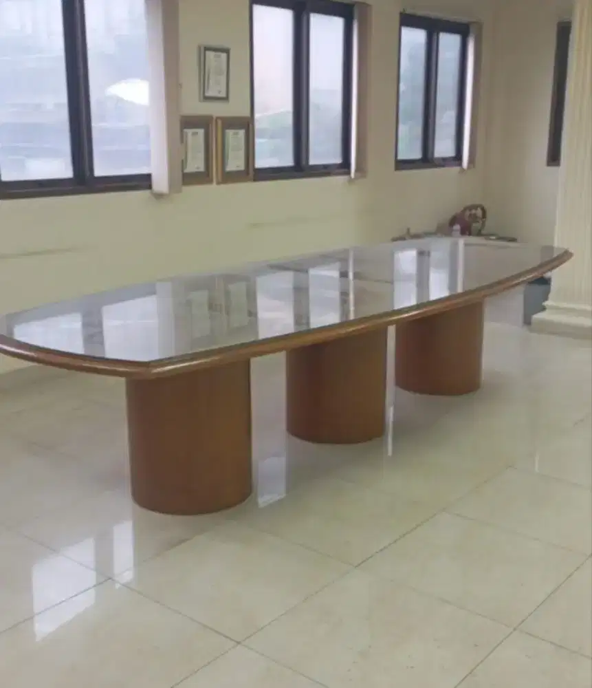 Meja rapat kerja