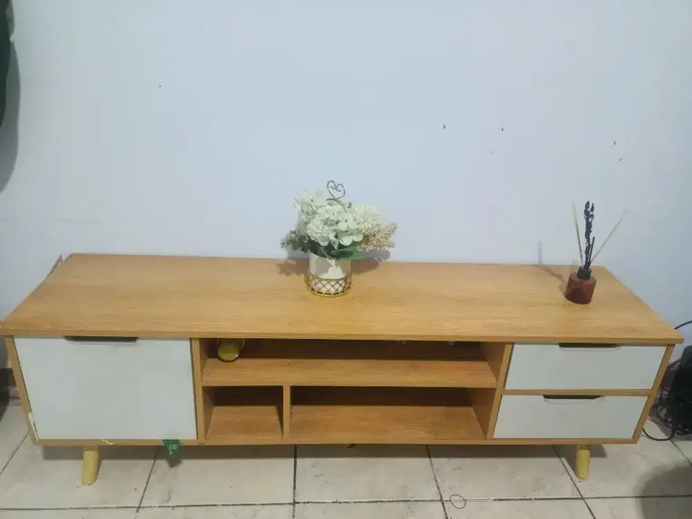 Meja tv minimalis