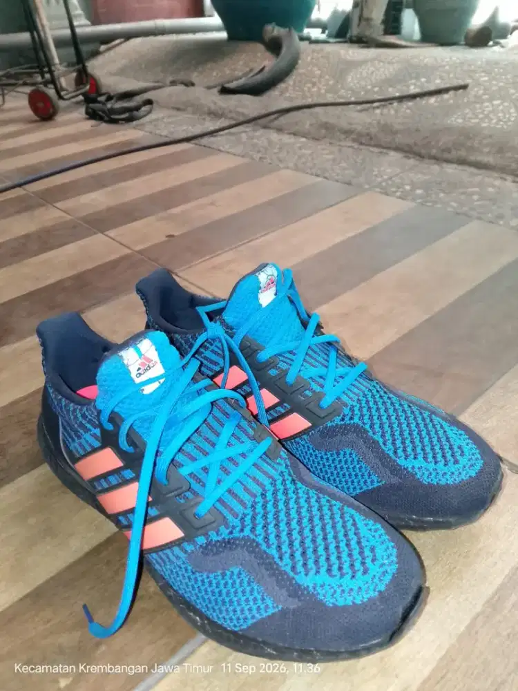 Sepatu Adidas bekas