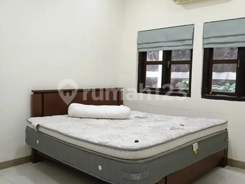 Rumah 5+1 Kamar Tidur di Kencana Loka Bsd Dekat ke Sekolah