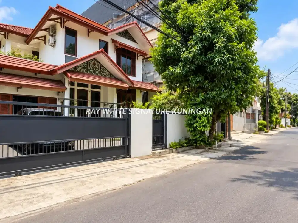 Dijual Rumah Nyaman Terawat Dengan Pool di Jl Keuangan Cilandak Barat