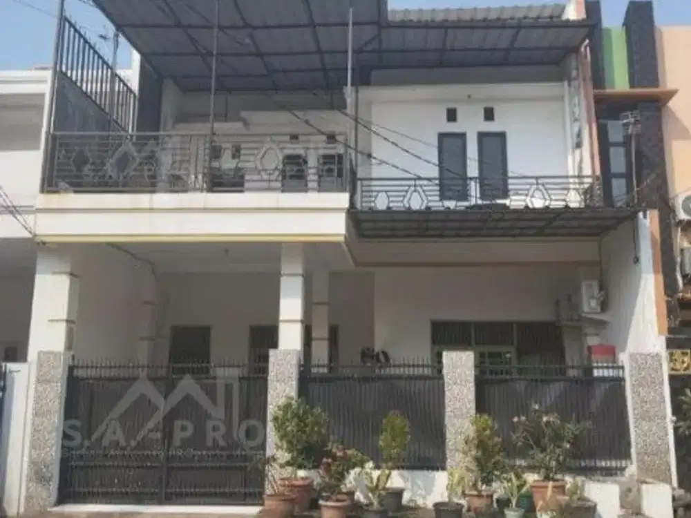 DIJUAL HARGA MIRING! Rumah 2 Tingkat LUAS lebih dari 210m2, Terdapat Carport 1 Mobil, Teras Atas dan Bawah