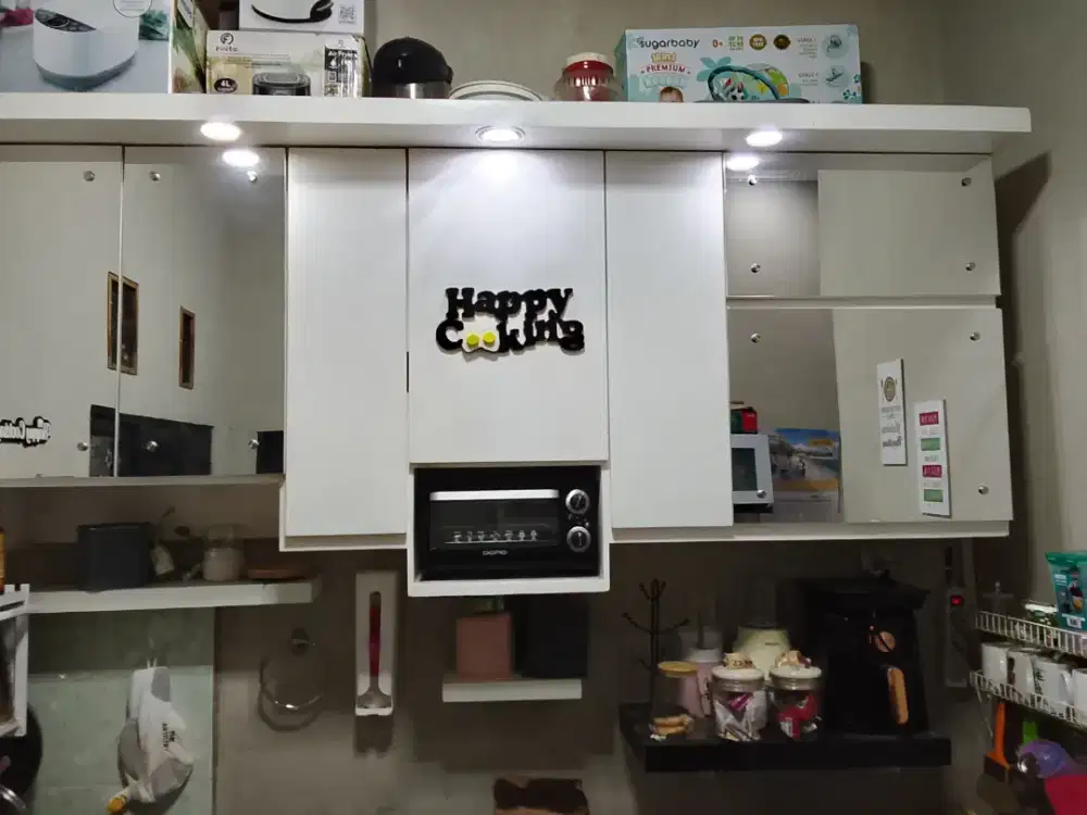 Di Jual cepat lemari atas kitchen set putih