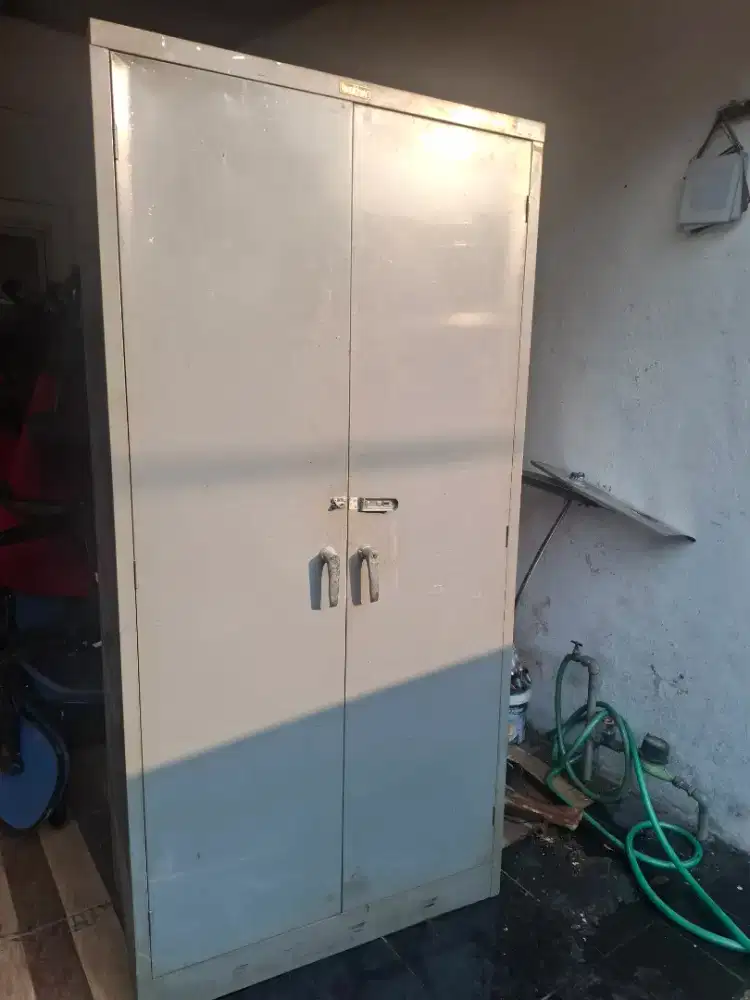 Lemari file besi