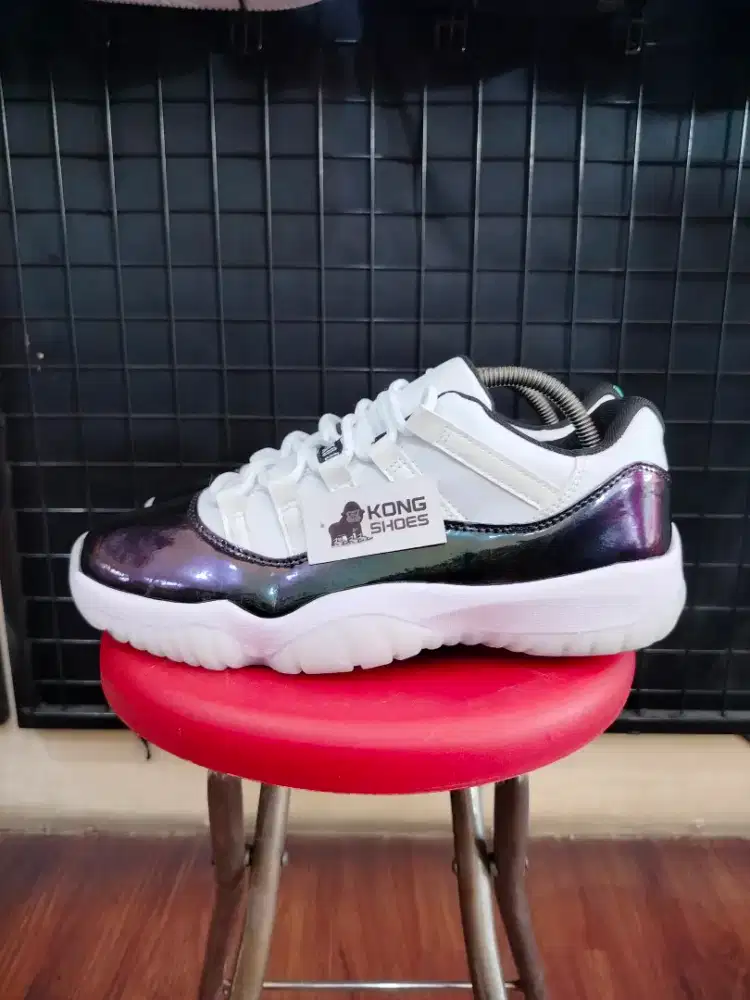 SEPATU JRDN 11 RETRO LOW EMERALD IRIDES CENT
