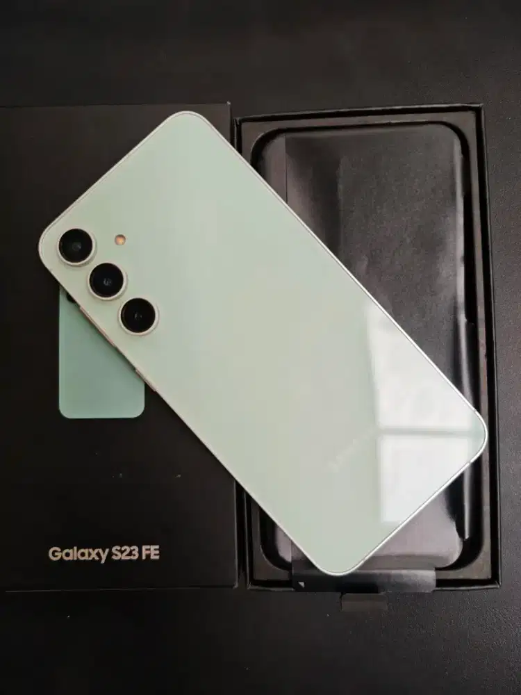 samsung S23fe 8/256 like new